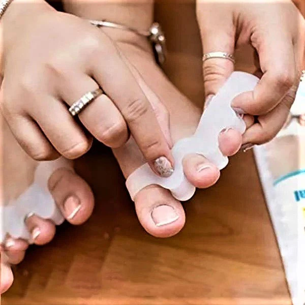 postavljanje rastavljaca za prste na nogama