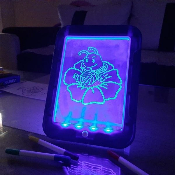 Tabla sa crtezom svetli u mraku