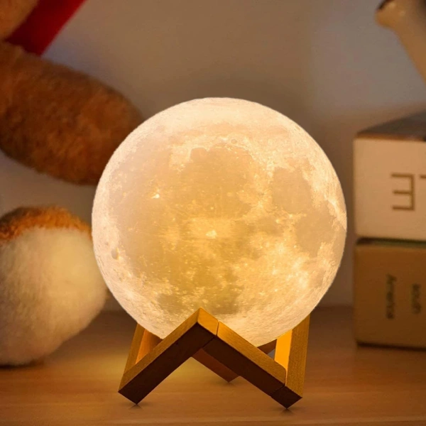 Mesec lampa na stolu