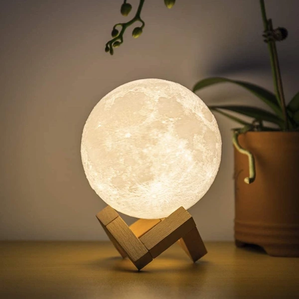 Moon Lamp na stolu
