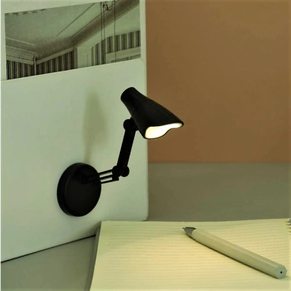 lampa zakacena sa magnetom za metalni deo